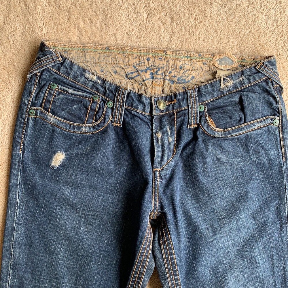 Stitch’s distressed denim - Picture 3 of 7